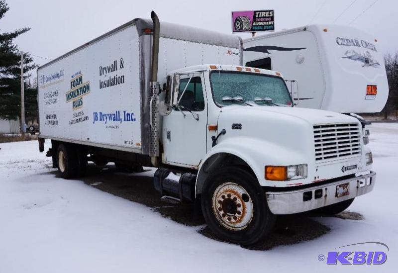 lot 6 image: 1995 International 470 DT466 20 BoxVan Truc...