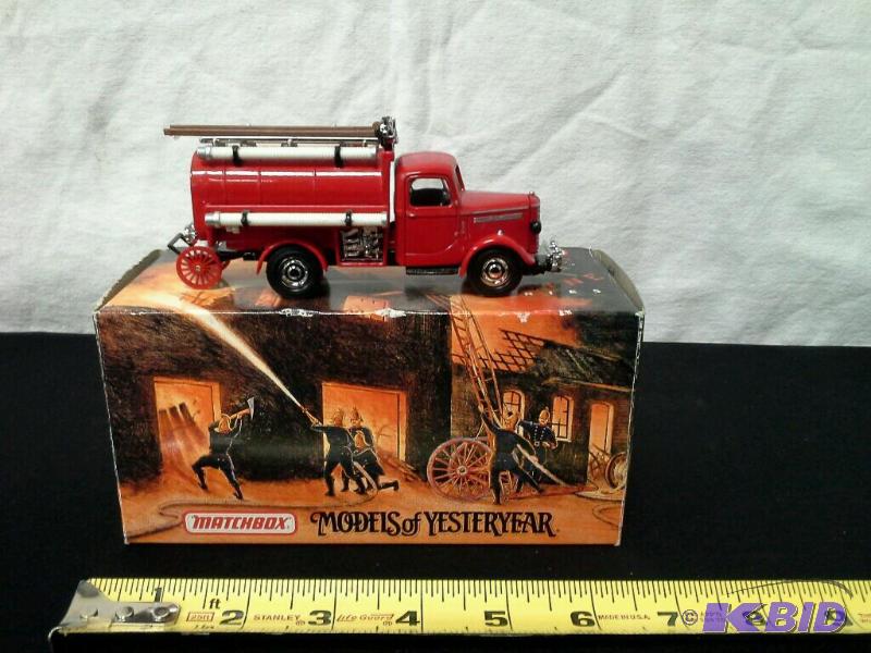 lot 18 image: Matchbox Fire Engine Series Models of Yesteryear 1939 Bedford Tankers diecast