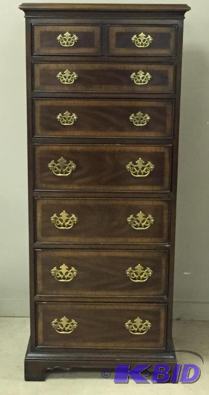 lot 37 image: Drexel 7 Drawer Dresser