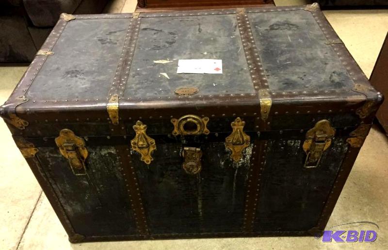 lot 41 image: Vintage Steamer Trunk