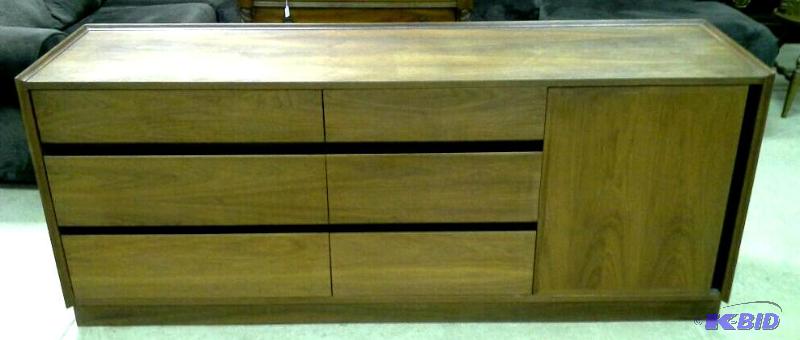 lot 42 image: Dillingham Esprit 6 drawer lowboy modern dresser