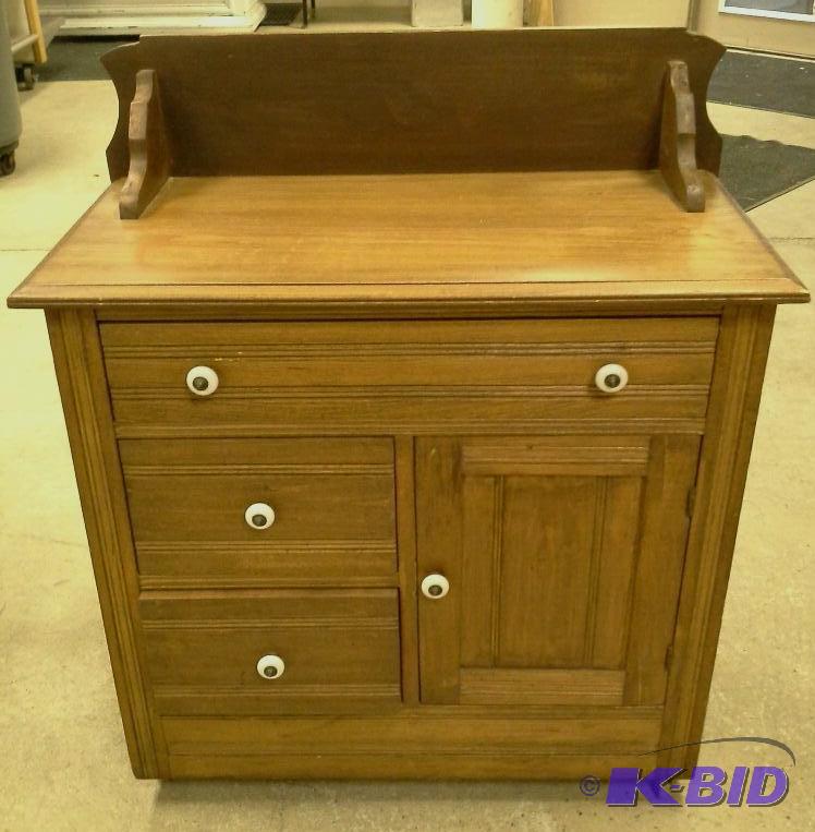 lot 45 image: Vintage 3 drawer dry sink