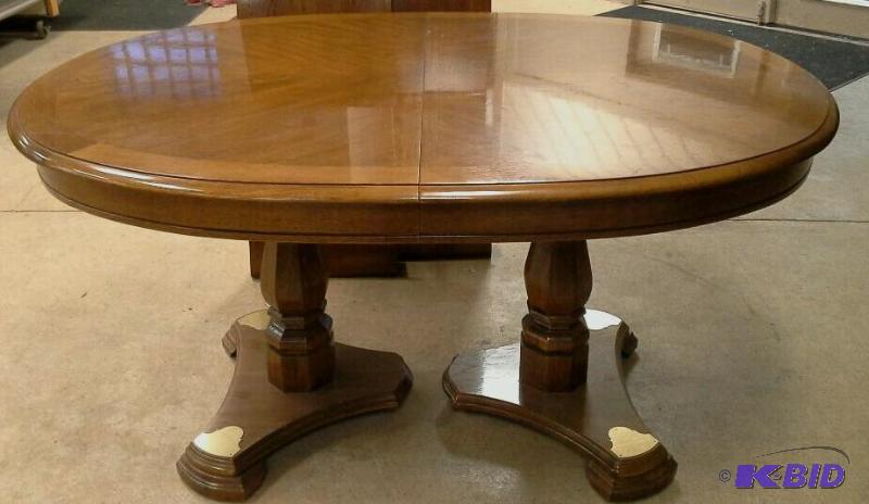 lot 47 image: Thomasville dining room table with two leaves