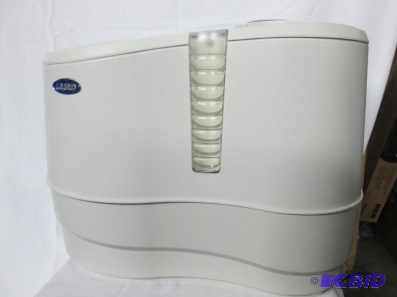 lot 15 image: Lasko 9-Gallon Recirculating Humidifier