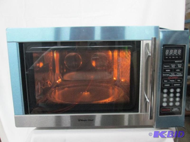 lot 41 image: Magic Chef 1.3 cu. ft. 1100 Watt Microwave
