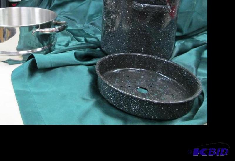 lot 100 image: 1 pot another with holes in for steaming, etc...