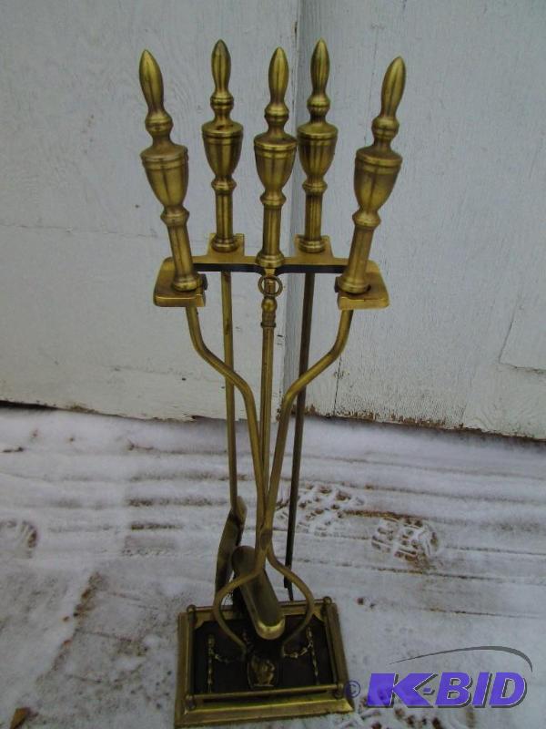 lot 11 image: Classy looking metal fireplace tool set, nice...