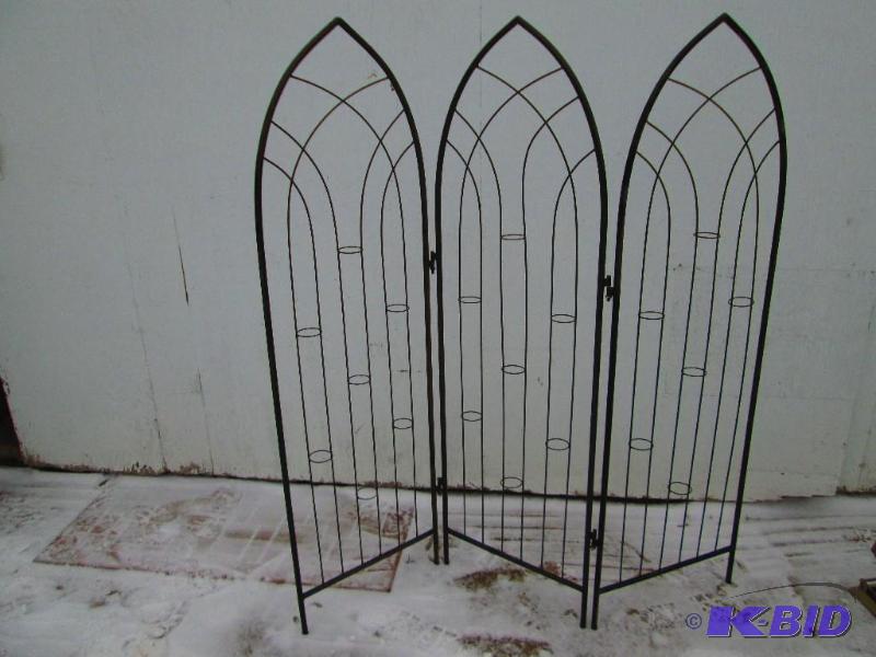lot 12 image: Metal folding 3 panel privacy blind with cand...