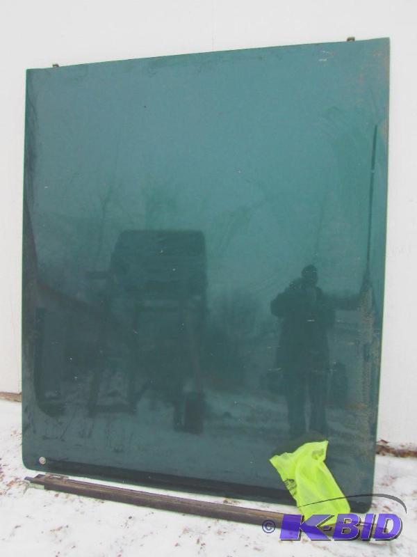 lot 14 image: Dark Green color fiberglass hard shell Toneau...
