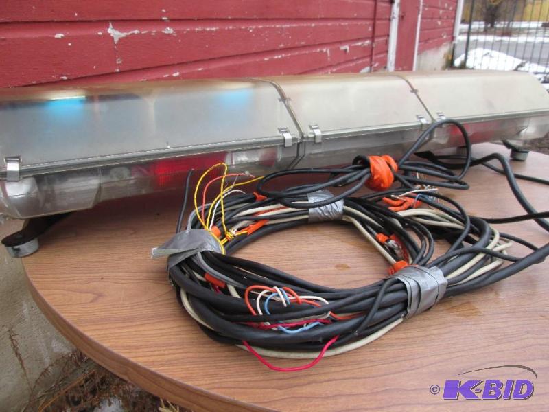 lot 2 image: Full size police light bar, MX Strikeforce Co...