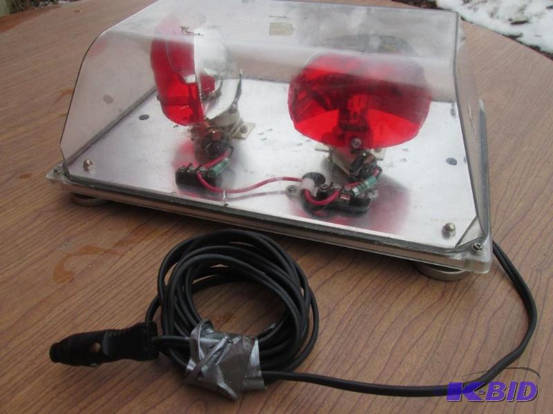 lot 5 image: Force 4 LP SAE-W3-1.85 rotating light flasher...