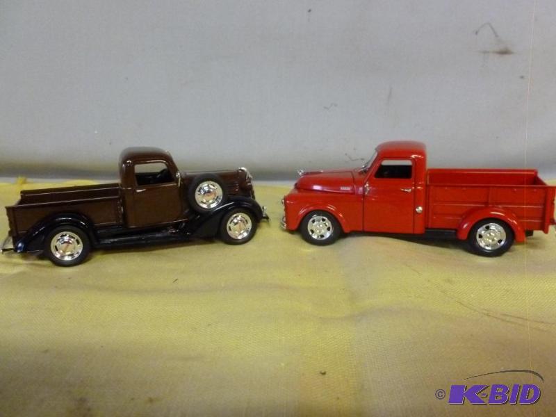 lot 100 image: Lot Of Two Signature 132 scale die cast meta...