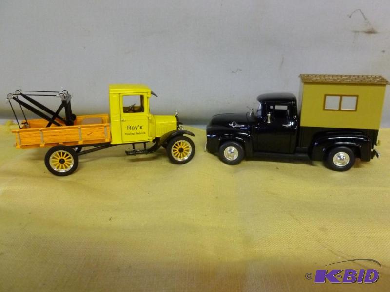 lot 101 image: Lot Of Two Signature 132 scale die cast meta...
