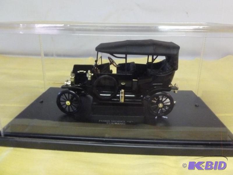 lot 124 image: Large Signature 1913 Ford Model " T &quo...