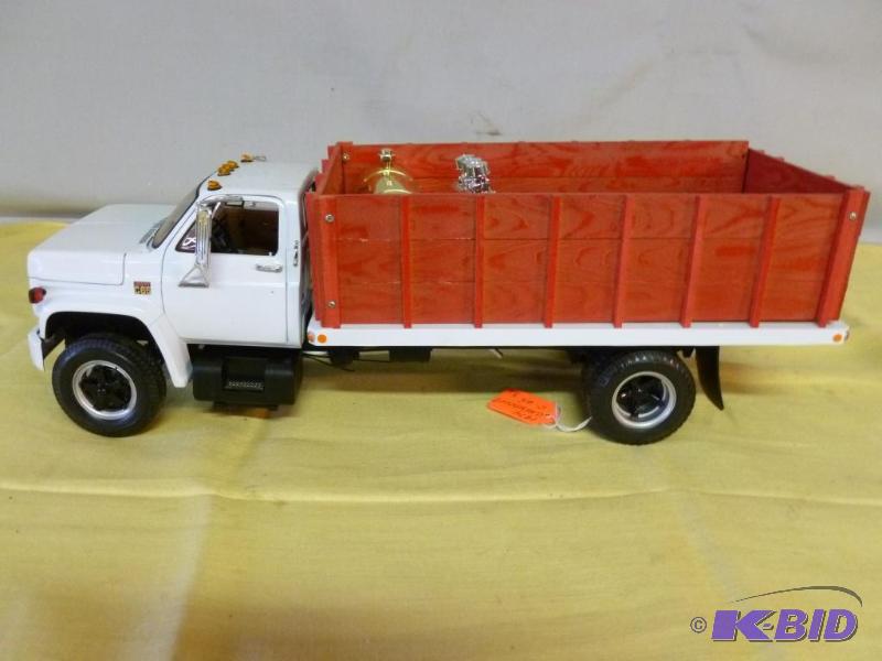 lot 142 image: Large Collectible 1974 Chevrolet C-65 116 sc...
