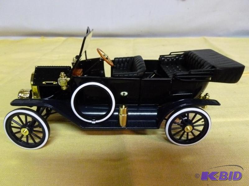 lot 195 image: Large Universal Hobbies 1910 Ford Model T&nbs...