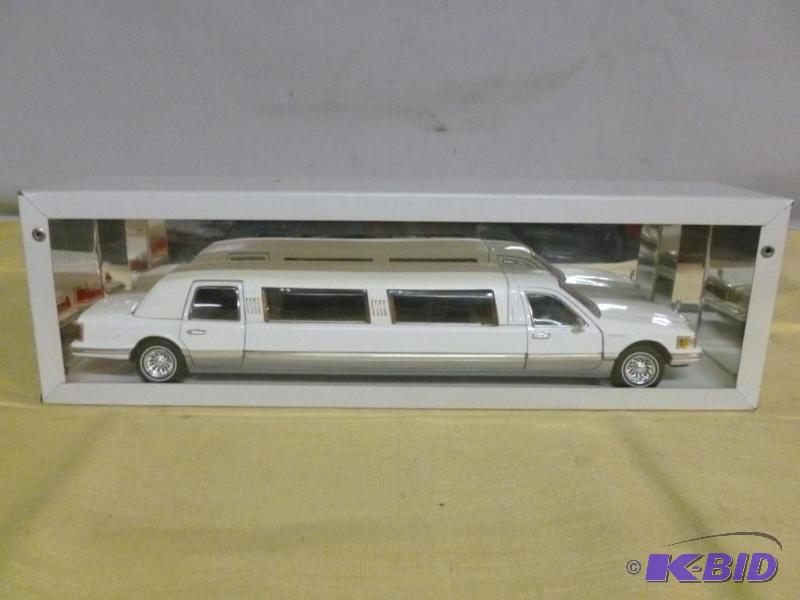 lot 232 image: Signature Ford Lincoln 124 scale die cast me...