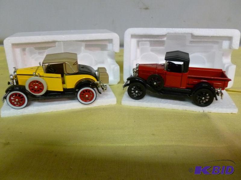 lot 236 image: Lot of two collectible 132 scale die cast me...