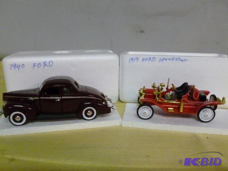 lot 237 image: Lot of two collectible 132 scale die cast me...