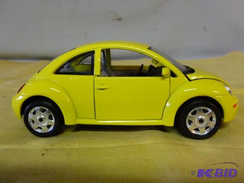 lot 85 image: Burago&nbsp1998 Volkswagen Beetle&nbsp124 ...