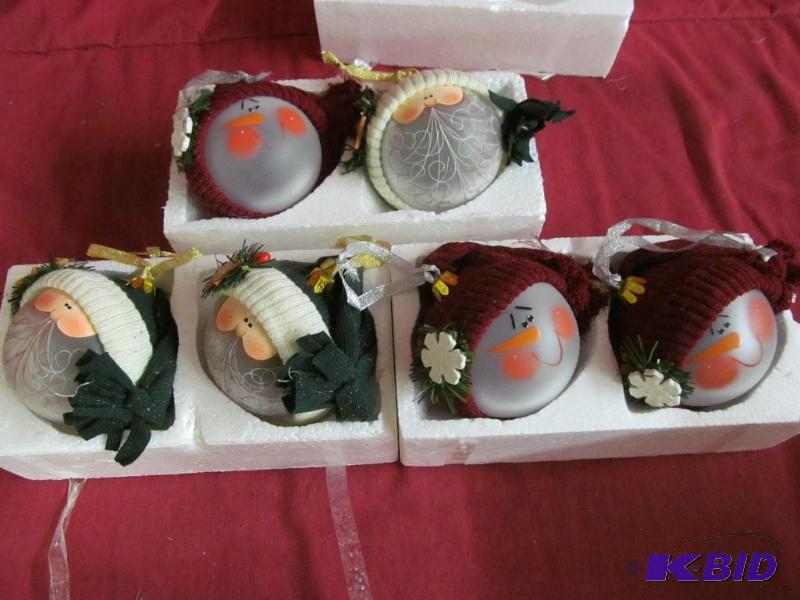 lot 107 image: Decor