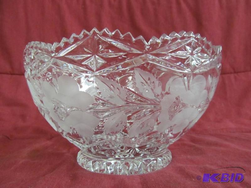 lot 126 image: Bowl