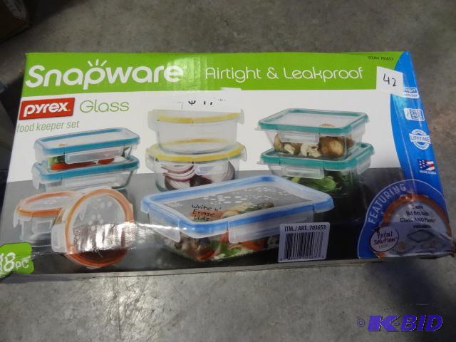 lot 42 image: Pyrex glass food keeper set. Snapware air tig...