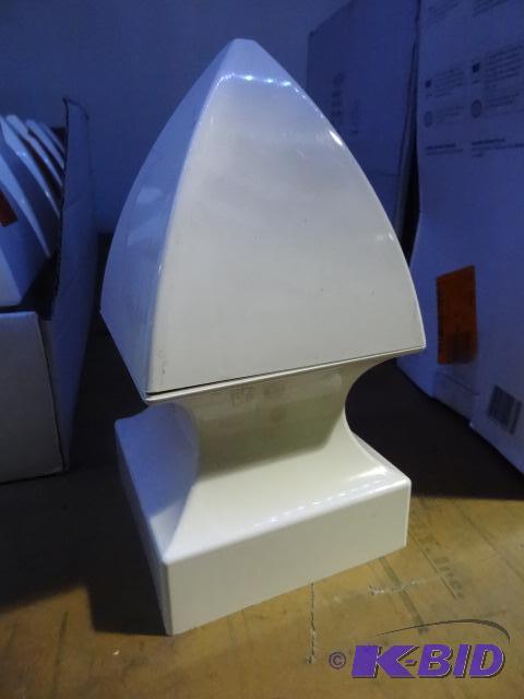 lot 53 image: Veranda vinyl 5 x 5 post cap. Model 116092. G...