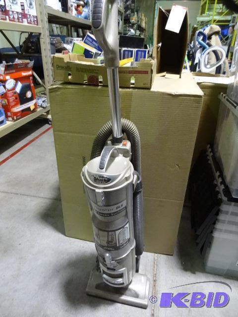 lot 7 image: Shark navigator DLX vacuum. Never loses sucti...