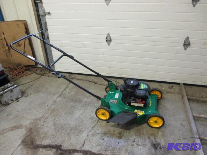 lot 11 image: Weedeater brand push mower, looks in new cond...