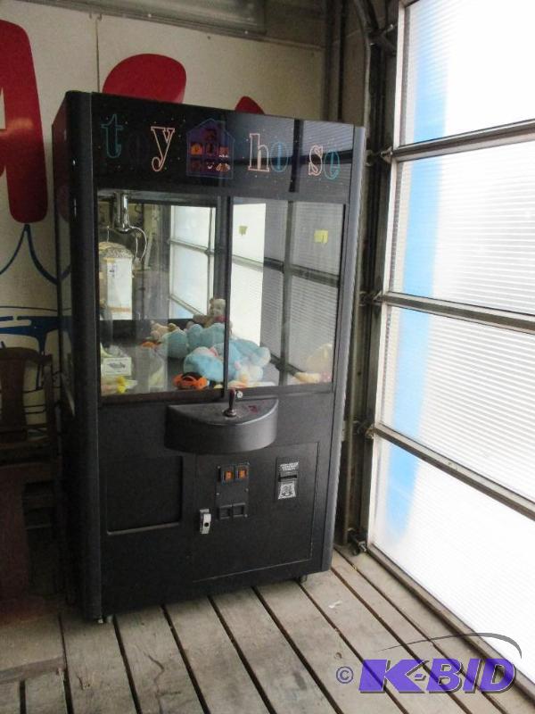 lot 14 image: Claw grab arcade game, works, great conditon,...