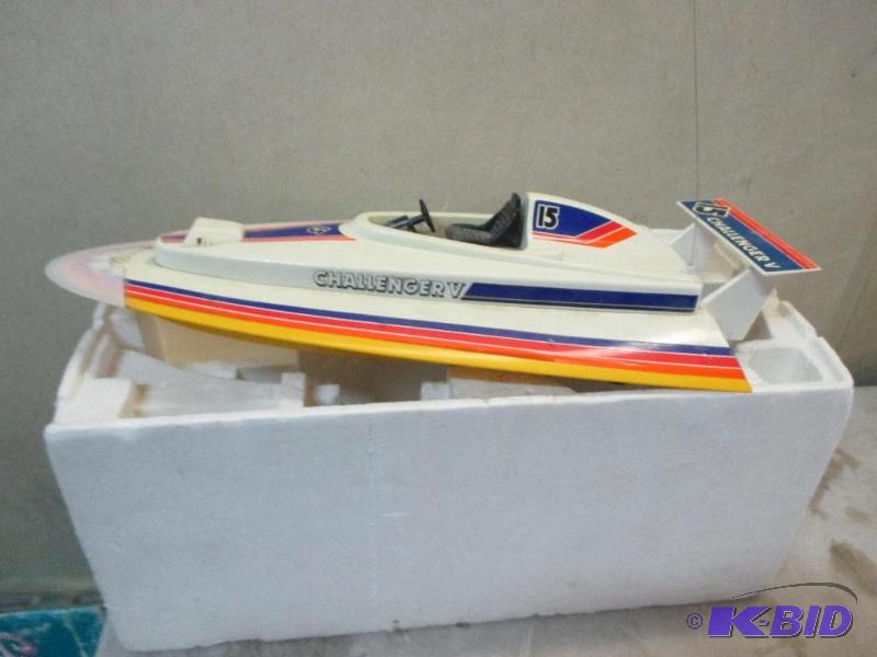 lot 18 image: RC boat, no controller...