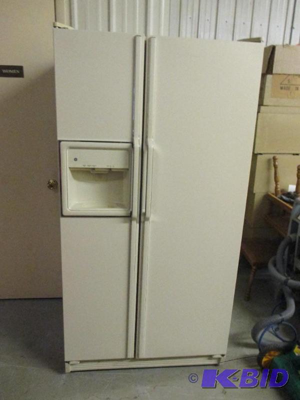 lot 21 image: Side by Side GE Fridge freezer, very good con...