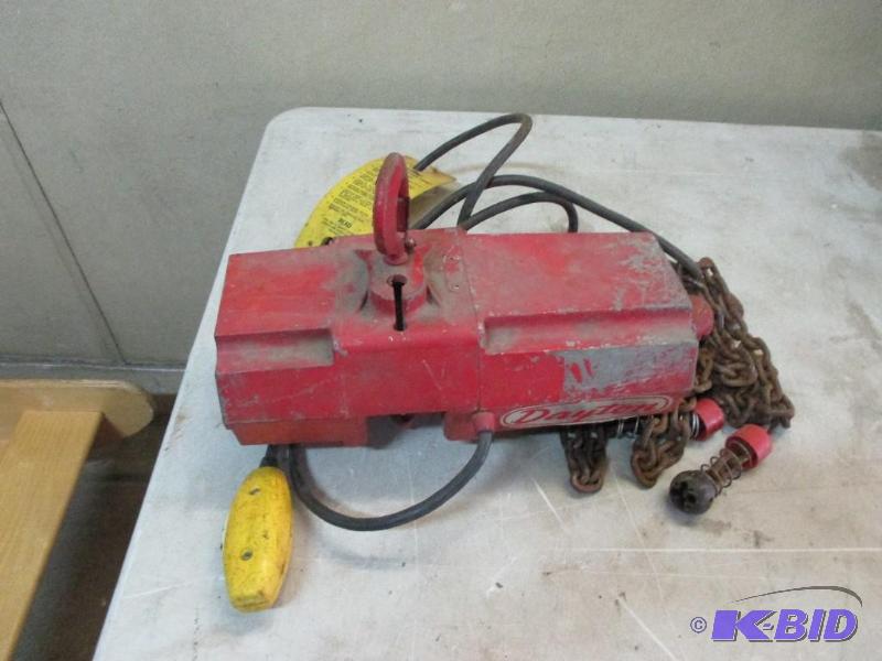 lot 23 image: Dayton 300lb electric hoist...