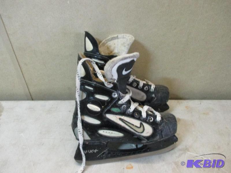 lot 28 image: Nike skates, size 9.5...