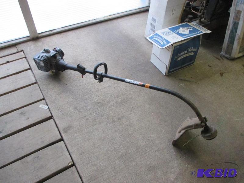 lot 31 image: Craftsman 25cc weed whip...