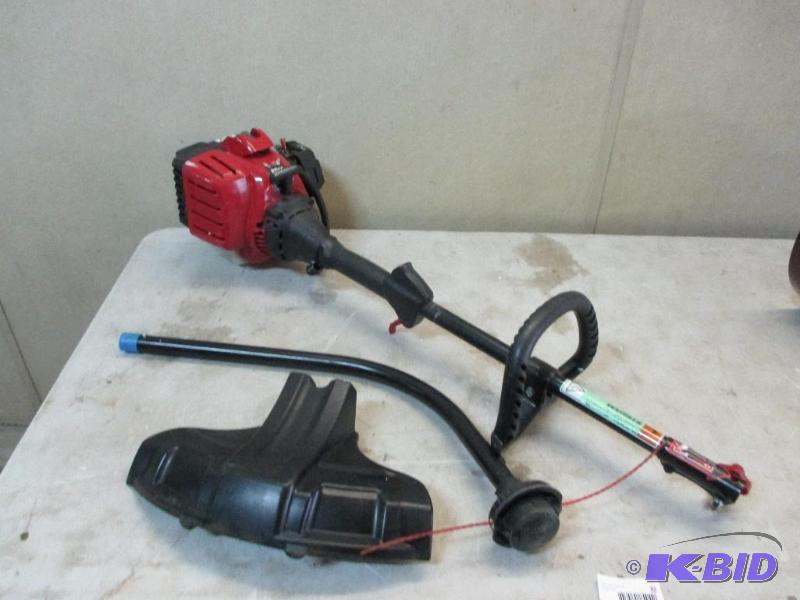 lot 32 image: Craftsman 25 cc weed whip...