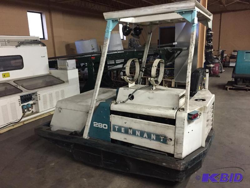 lot 1 image: Tennant 280 LP propane powered floor sweeper ...