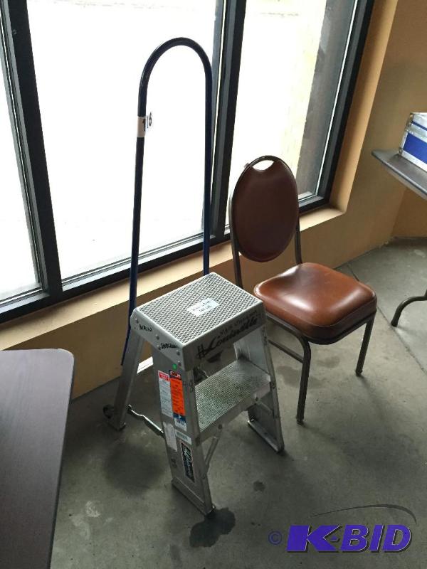 lot 118 image: Louisville safety step ladder....