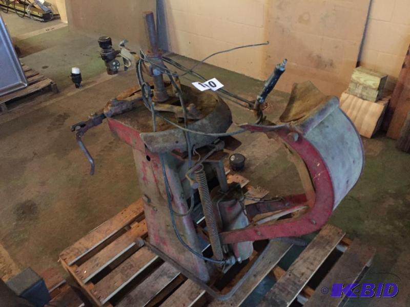 lot 190 image: Tire changer changing machine....