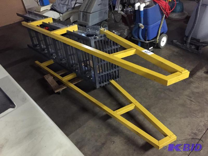 lot 24 image: Heavy duty fiberglass safety step ladder with...
