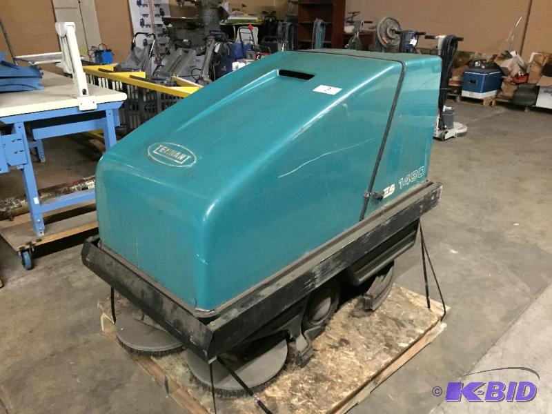 lot 3 image: Tennant 1480 ES floor scrubber  buffer machi...