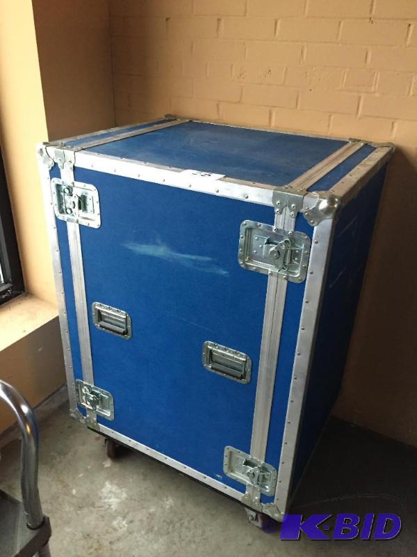 lot 38 image: Large heavy duty shipping crate  box on cast...