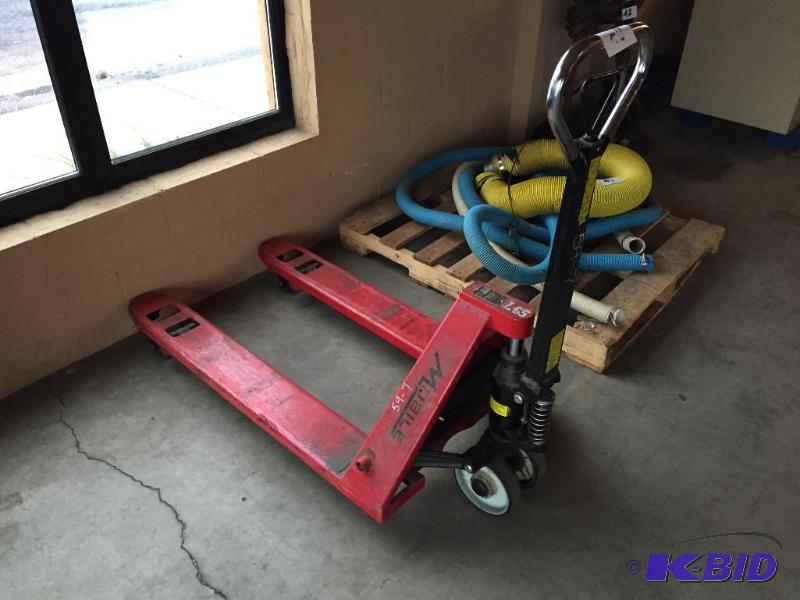 lot 40 image: Mobile 5500 lb pallet jack....