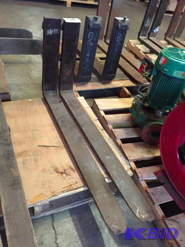 lot 58 image: Set of 2 matching forklift forks....