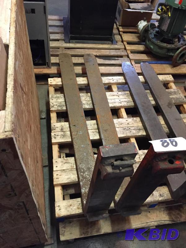 lot 86 image: Set of 2 matching forklift forks....