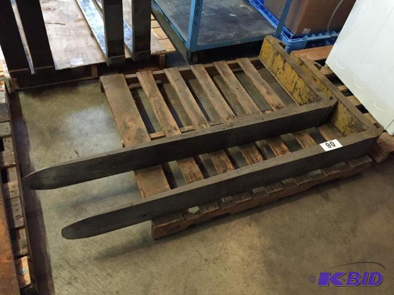 lot 90 image: Set of 2 matching heavy duty forklift forks....