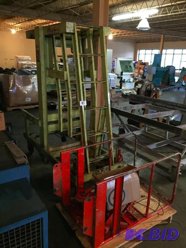 lot 97 image: High Horse brand adjustable safety ladder sys...