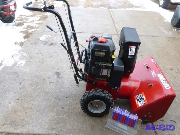 Craftsman 7.5 gas powered snow blower. Has el...
