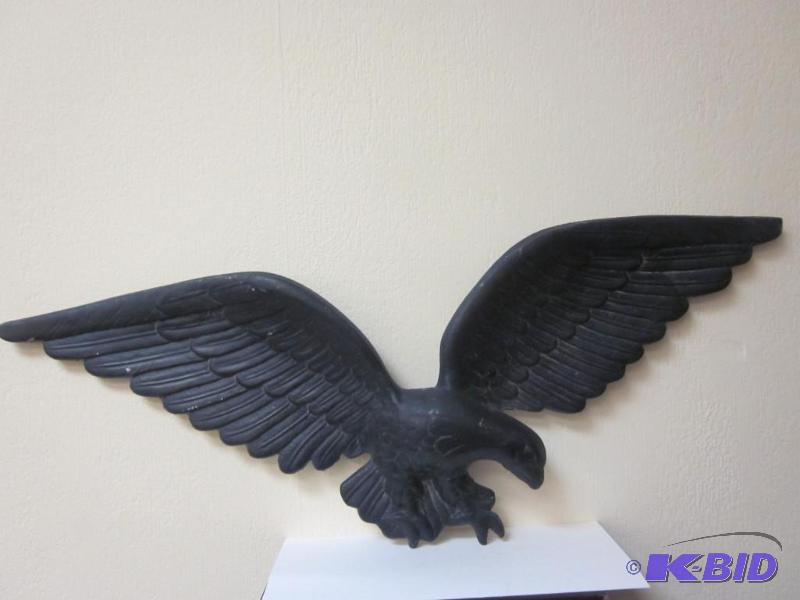 lot 100 image: Large 22 inch cast metal Eagle wall hang, hea...
